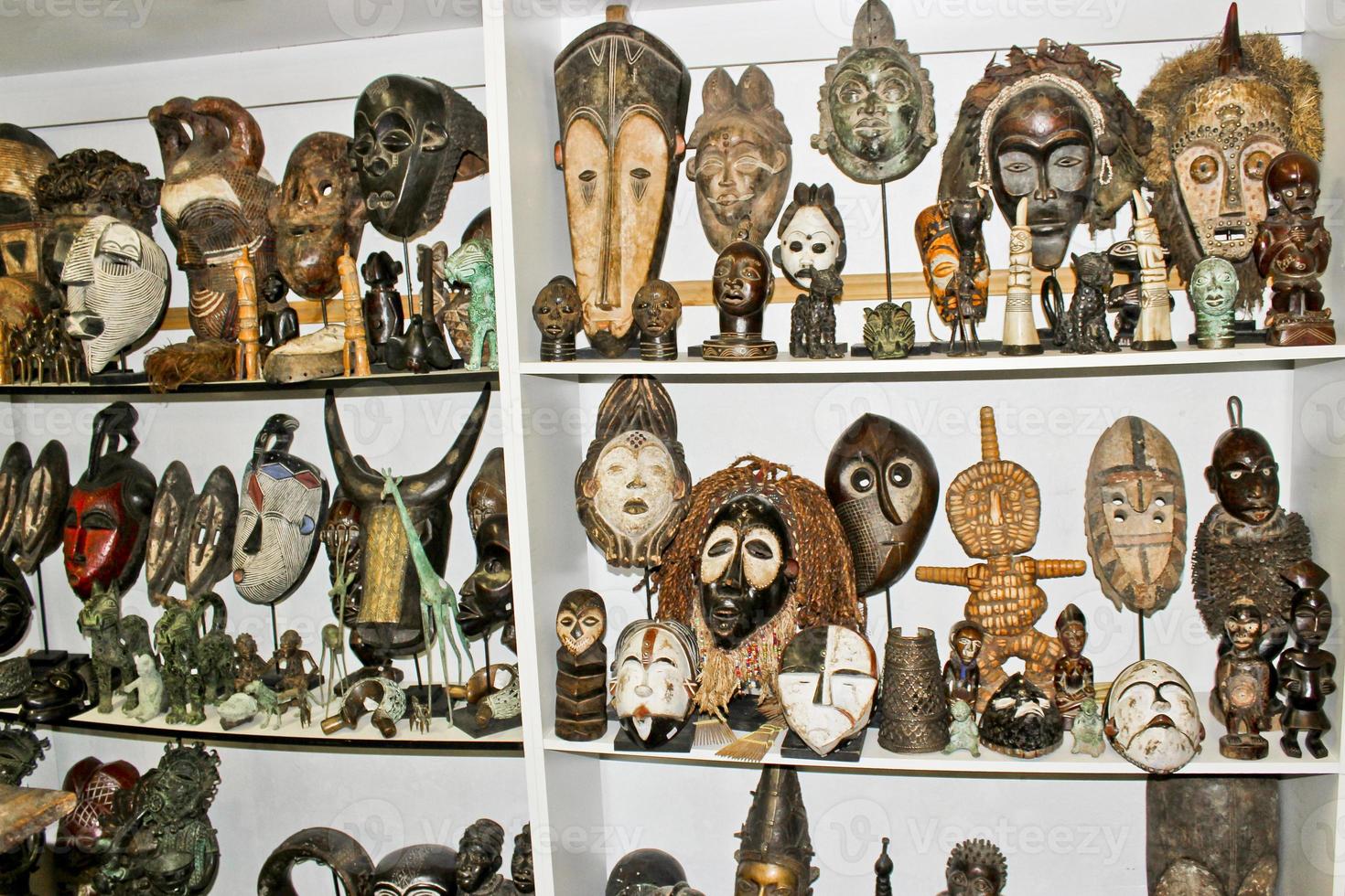 Tienda de souvenirs de máscaras de madera vudú africano, ciudad del cabo bo-kaap. foto