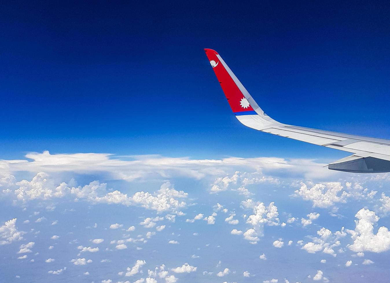 bangkok, tailandia, 21 de mayo de 2018, volando con la aerolínea nepal por encima de las nubes sobre el campo de tailandia. foto