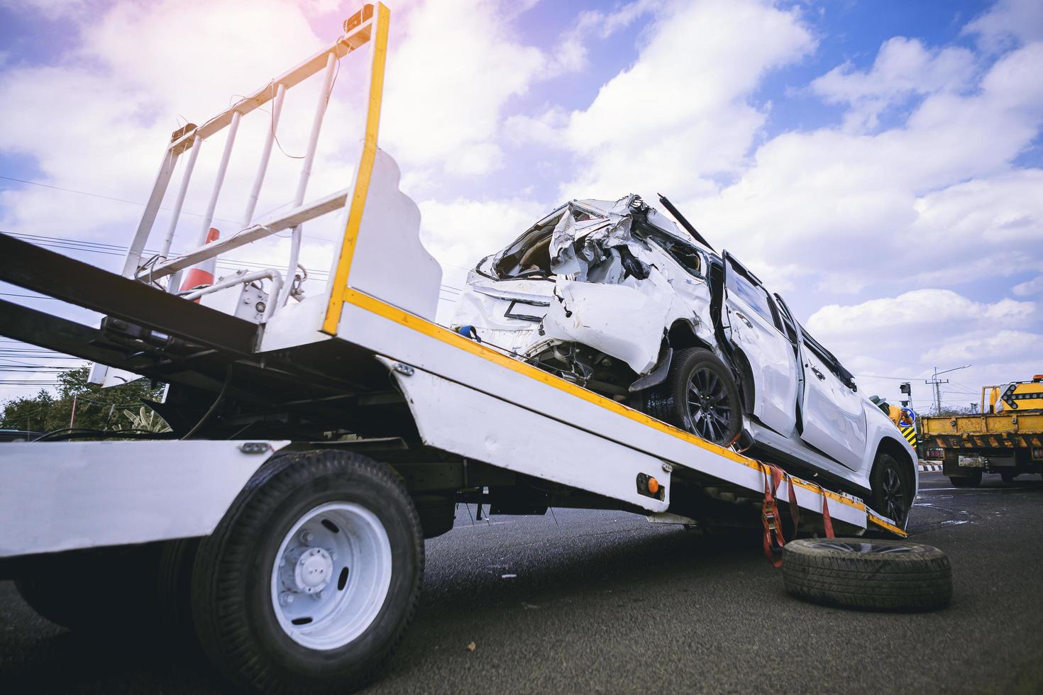 coche todoterreno daños por choques aterradores rescatados por el servicio de coches deslizantes después de un peligroso accidente en la carretera. foto