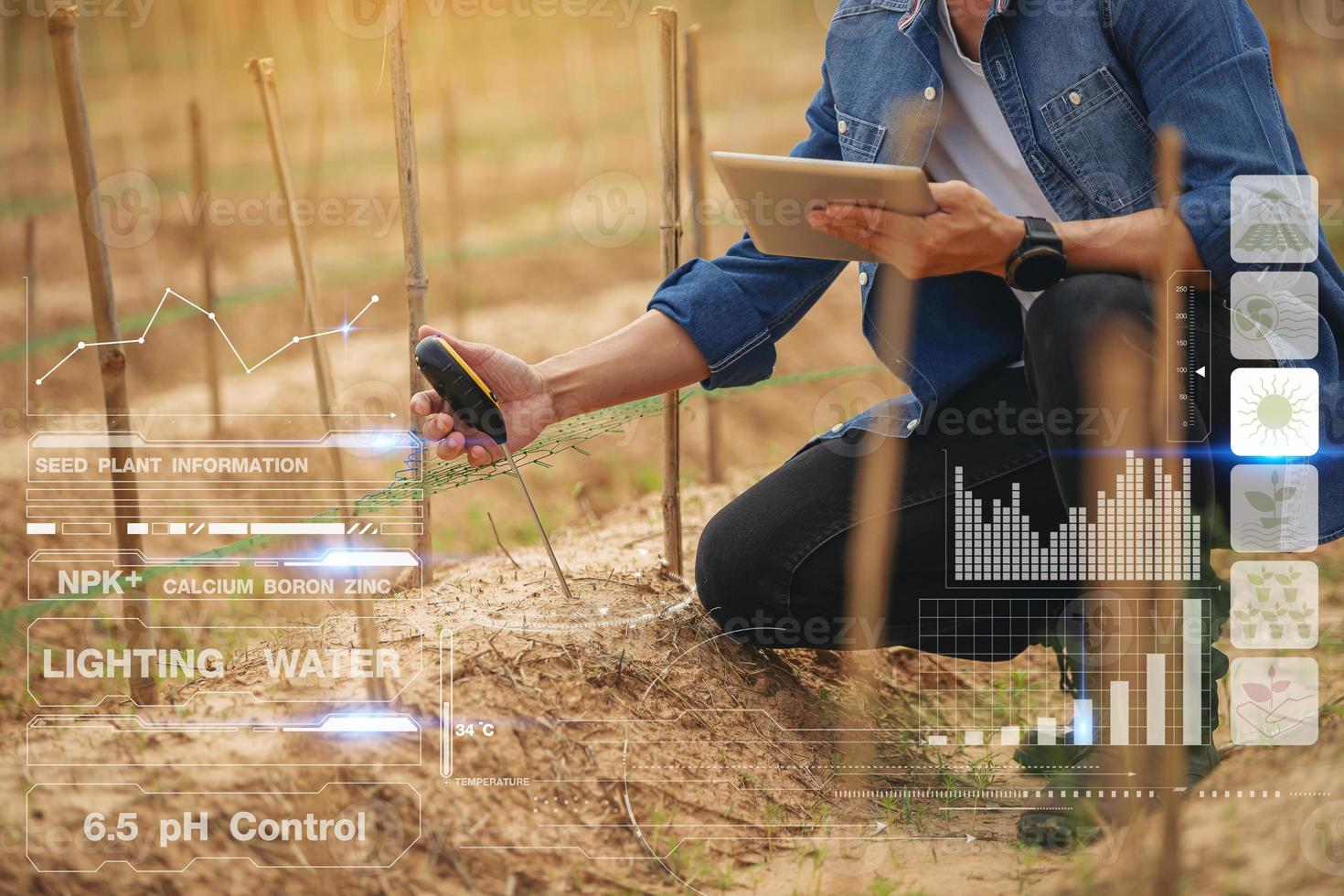 propietario de un agricultor o agrónomo que usa un medidor de acidez del suelo para mejorar la calidad del suelo y plantar con tecnología infográfica. foto