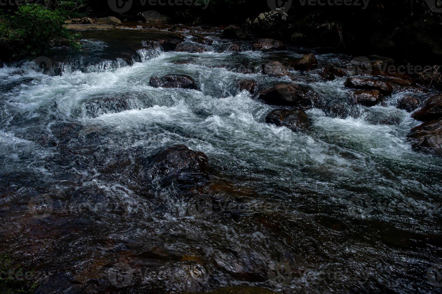 cascada natural, río de hombro, a través de la cima de la montaña foto