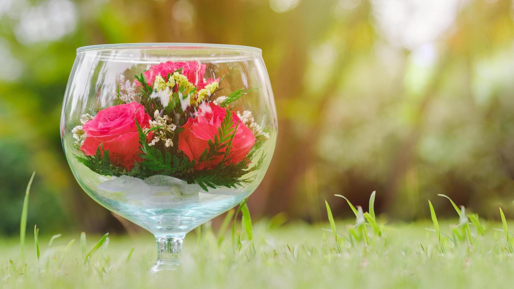 Las copas de vino de cristal son grandes, decoradas con una rosa