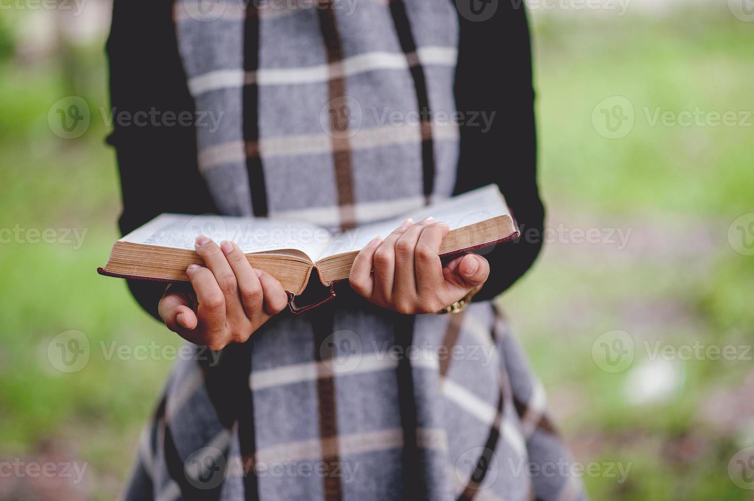 concepto de educación de imágenes y libros de mano con espacio de copia foto