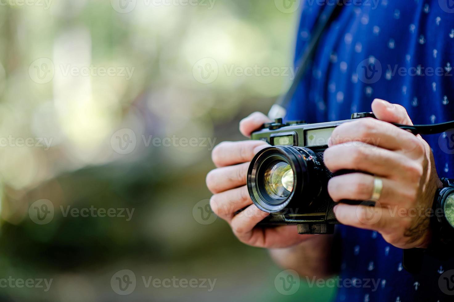 la mano y la cámara del fotógrafo viajan por las montañas y el fotógrafo del concepto de naturaleza foto