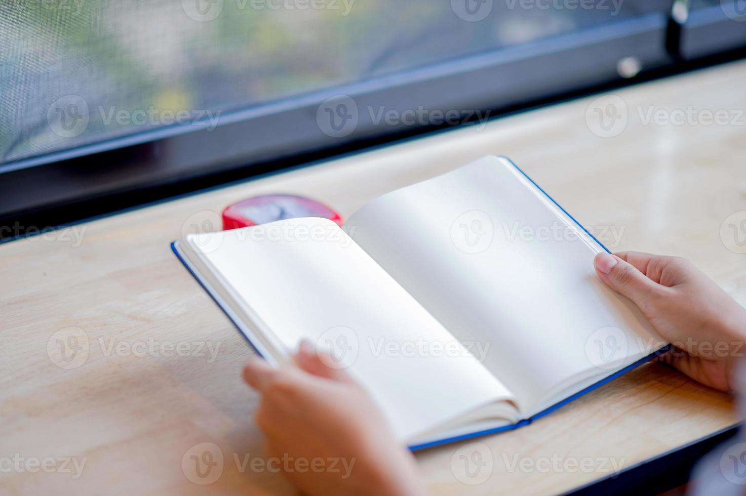 manos y libros que quedan al descubierto con espacio en la sala de la mañana concepto de lectura de libros foto