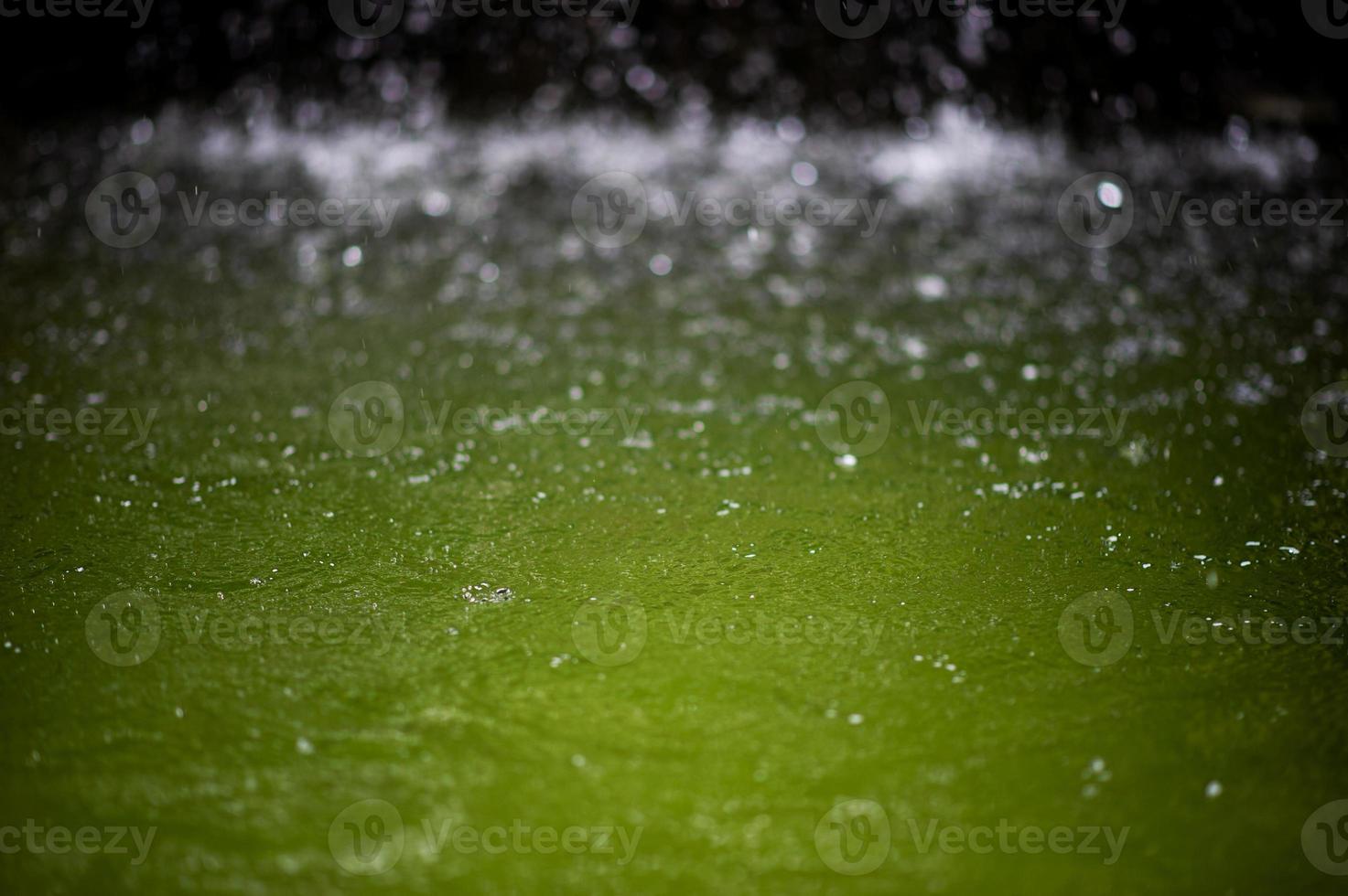 el agua verde esmeralda detiene el agua refrescante de fuentes de agua naturales. foto