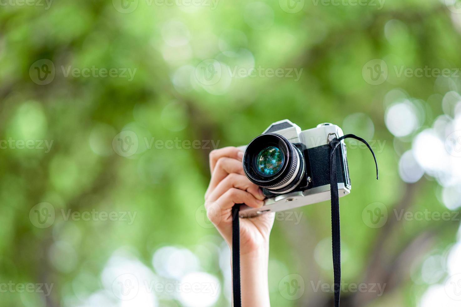 concepto de fotografía de tomas de mano y cámara con espacio de copia foto