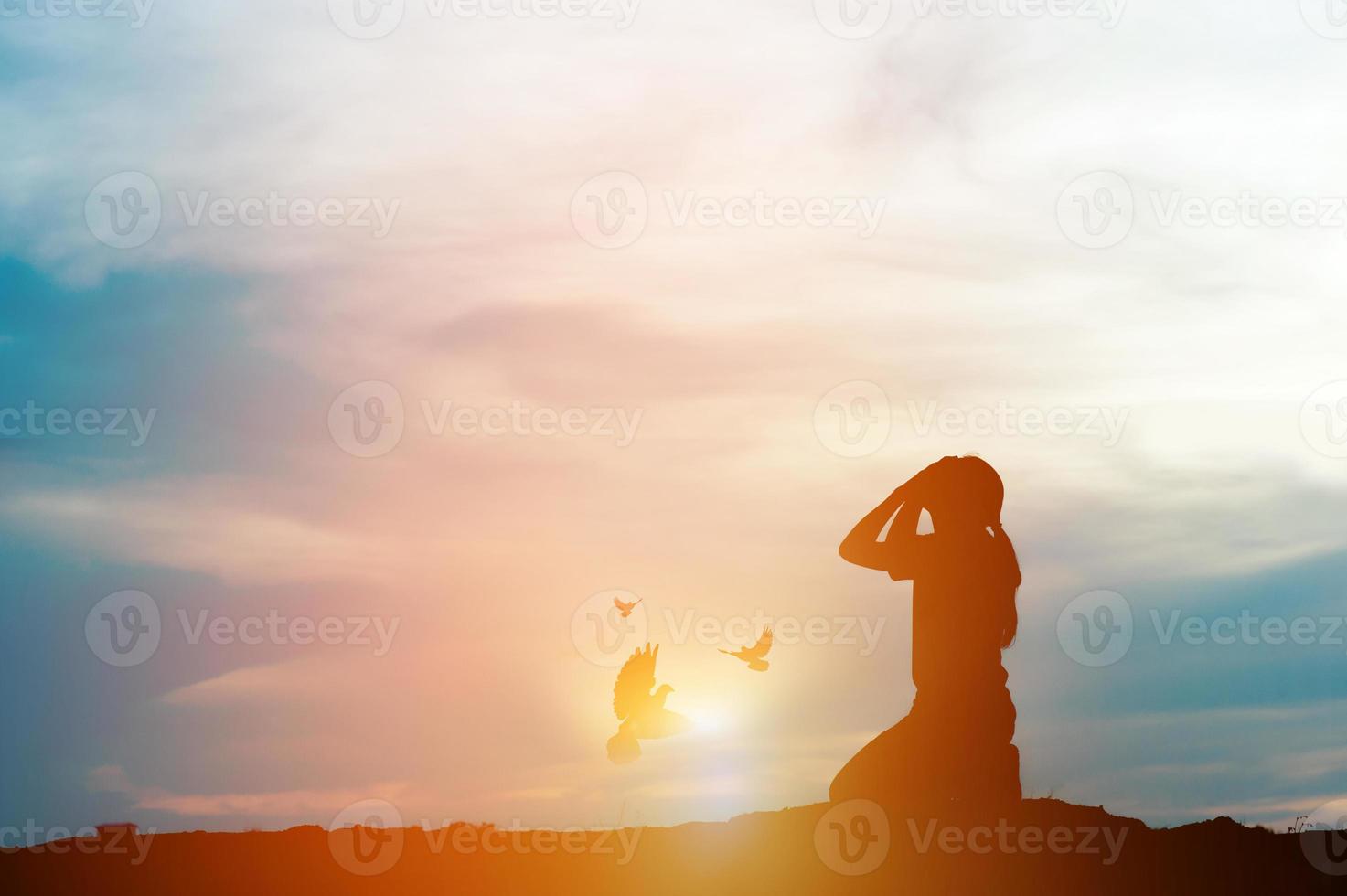 silueta de una persona feliz y exitosa y contenta de vivir con pájaros voladores, conceptos de silueta foto