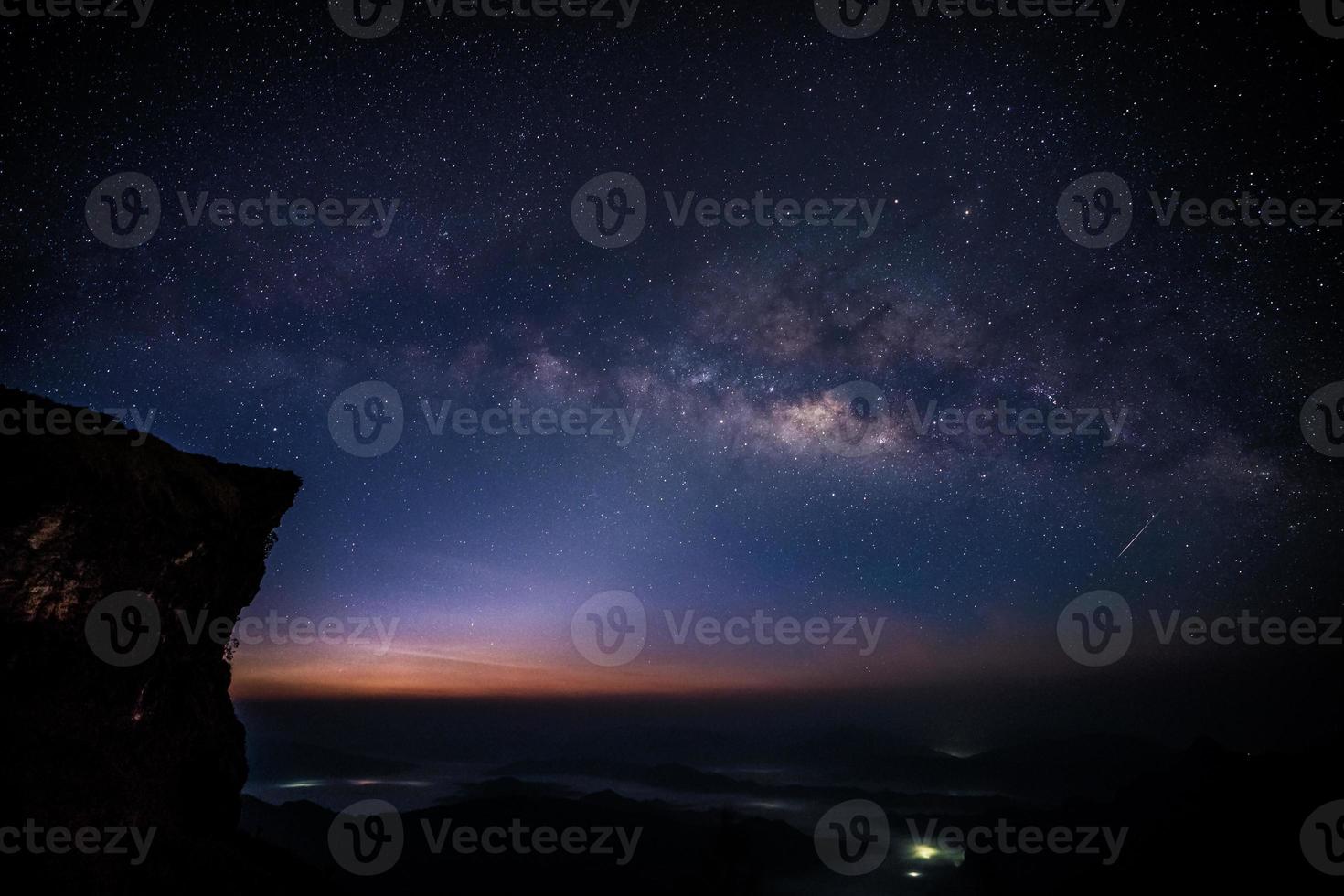 vía láctea con la verdadera pequeña estrella fugaz foto