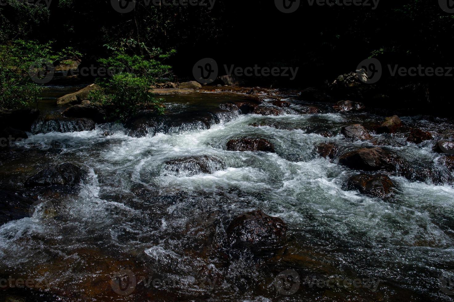 cascada natural, río de hombro, a través de la cima de la montaña foto