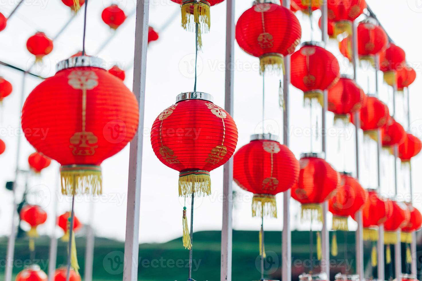lámpara año nuevo chino en el país chino colores brillantes en rojo concepto de año nuevo chino foto
