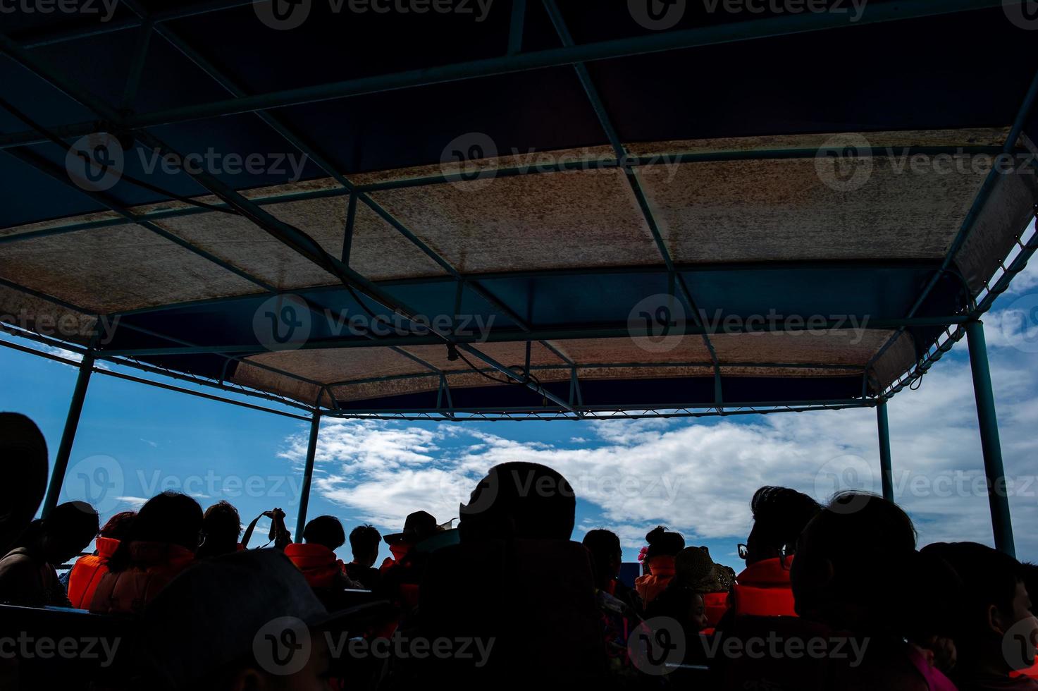 los turistas viajan felices en el bote hacia el mar. foto