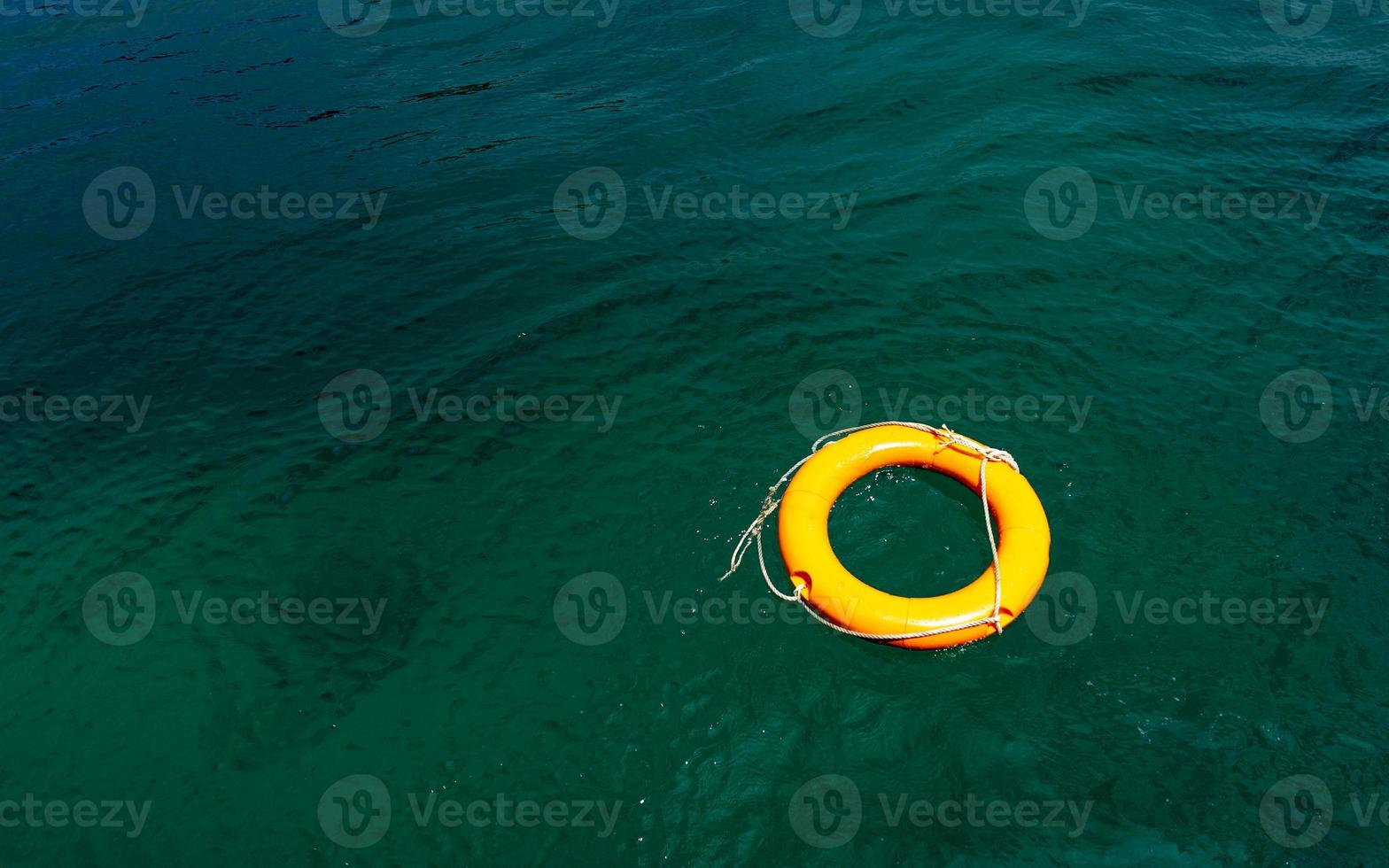 agua de mar y pelotas de goma, elige agua de mar flotante foto