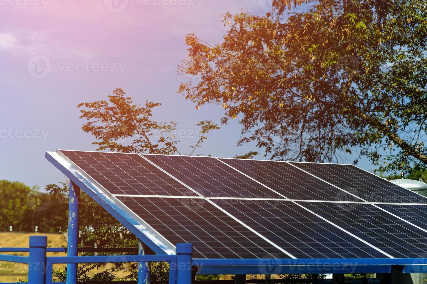 Las celdas solares convierten la energía solar del sol en energía. concepto de celda solar con espacio de copia foto