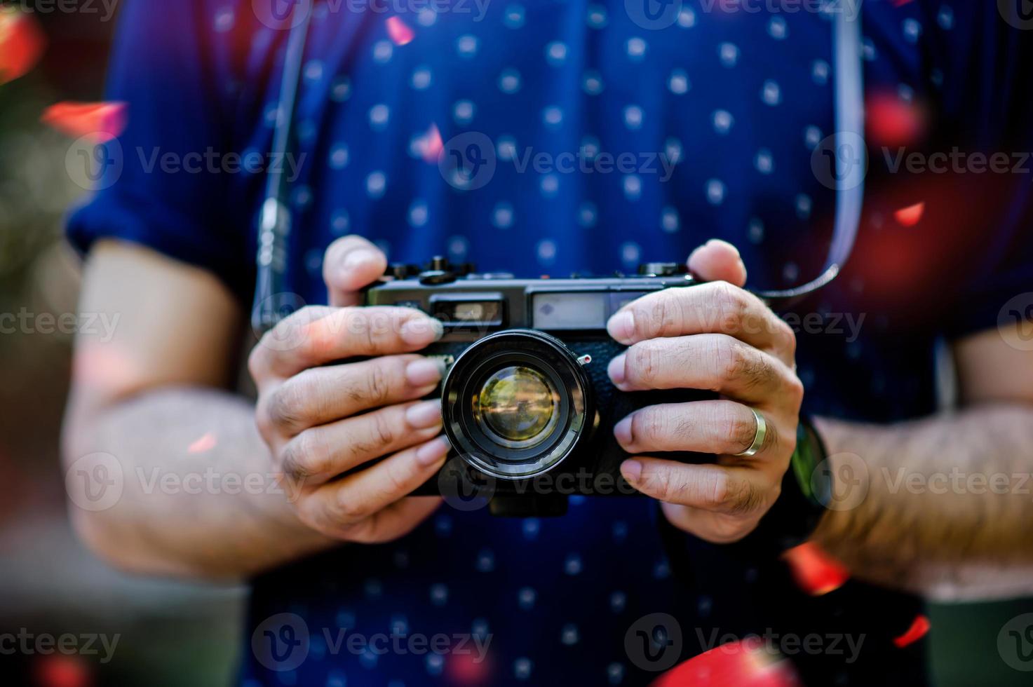 la mano y la cámara del fotógrafo viajan por las montañas y el fotógrafo del concepto de naturaleza foto