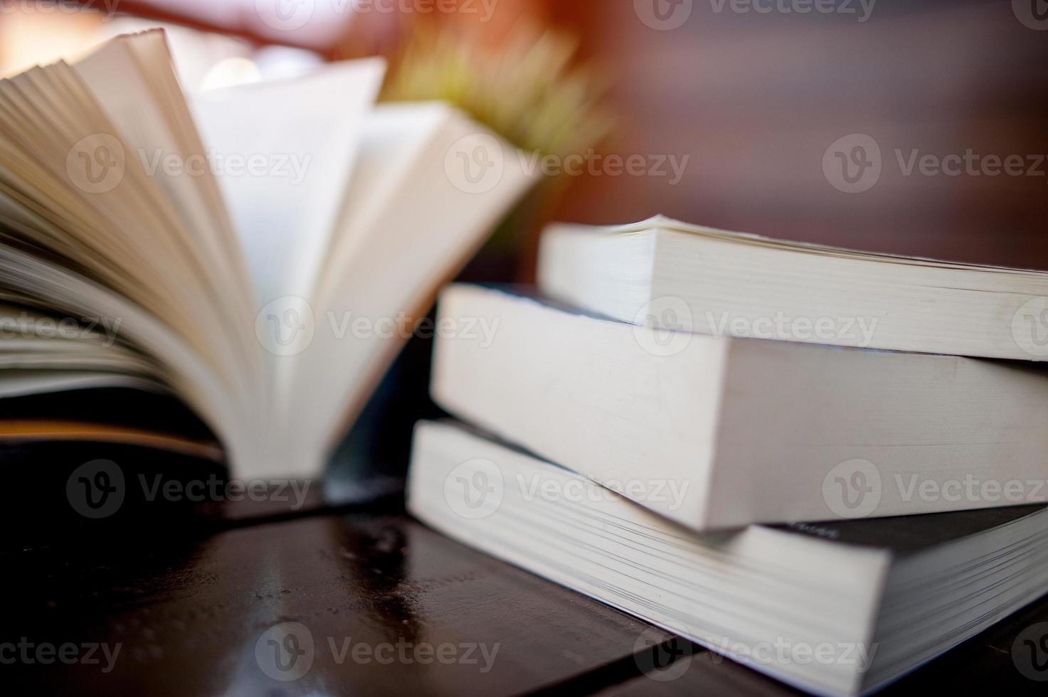 libro colocado en el escritorio muchos libros, hermosos colores para estudiar, conocimiento, educación - imágenes foto