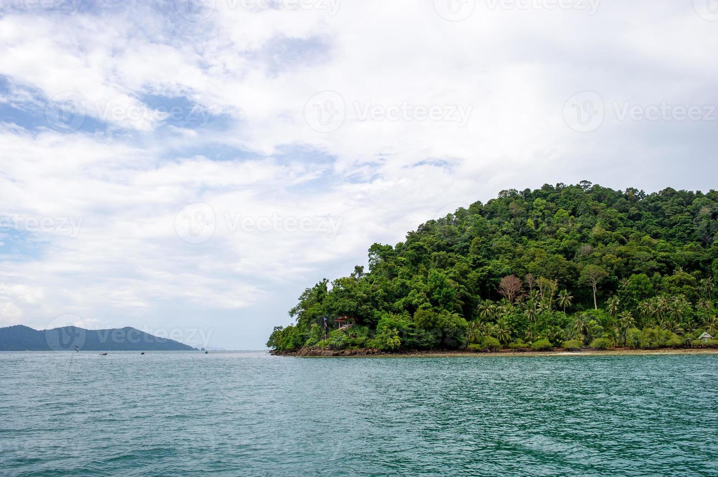 mar verde y montañas, hermosa naturaleza foto