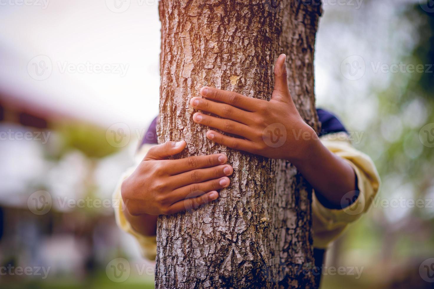 la imagen ha abrazado los árboles de los jóvenes que aman la naturaleza. concepto de cuidado natural foto