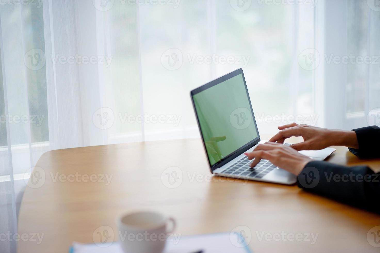 las manos de la computadora de los hombres de negocios están trabajando. en el concepto de negocio foto