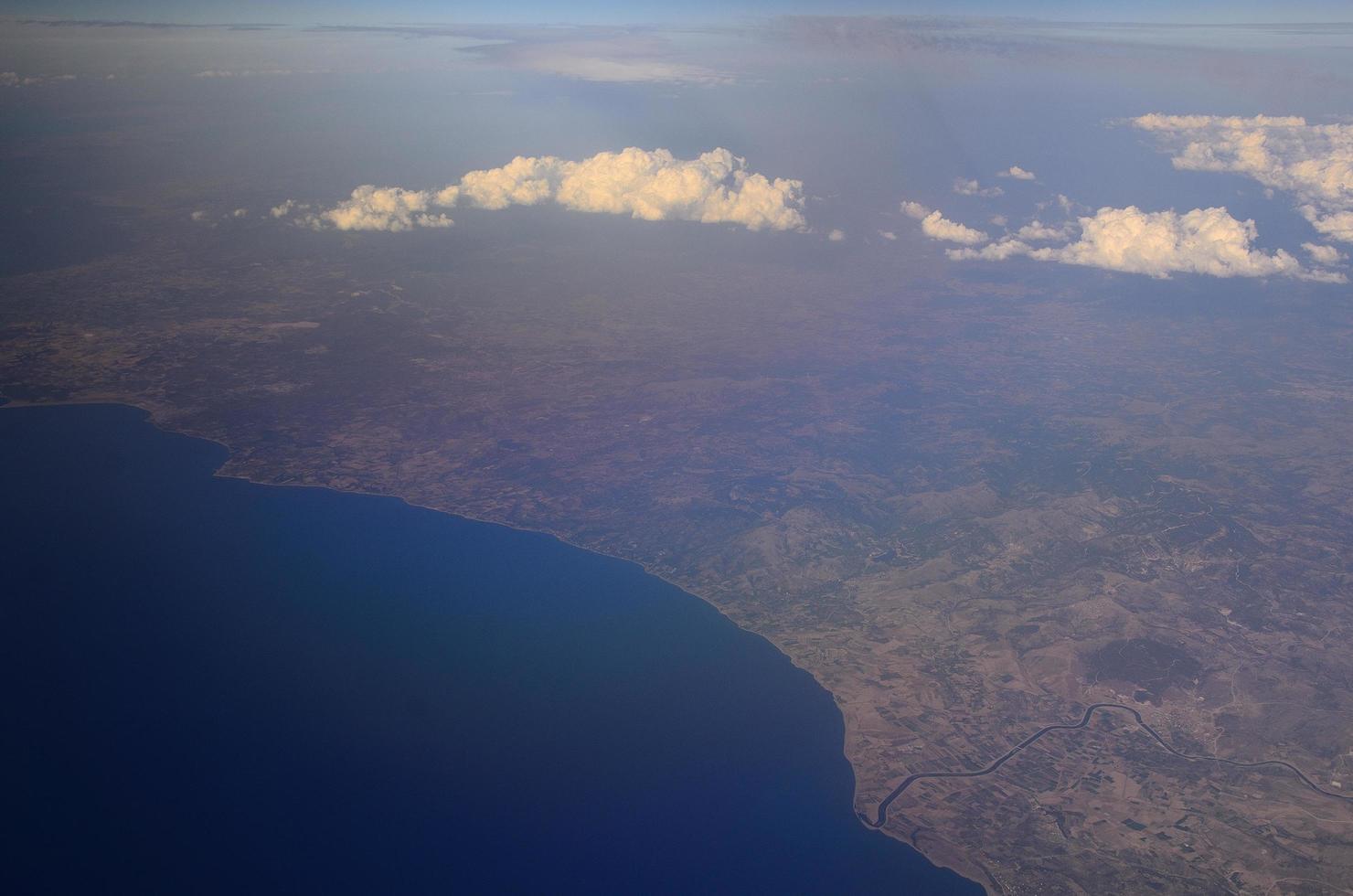 tierra con mar y nubes foto