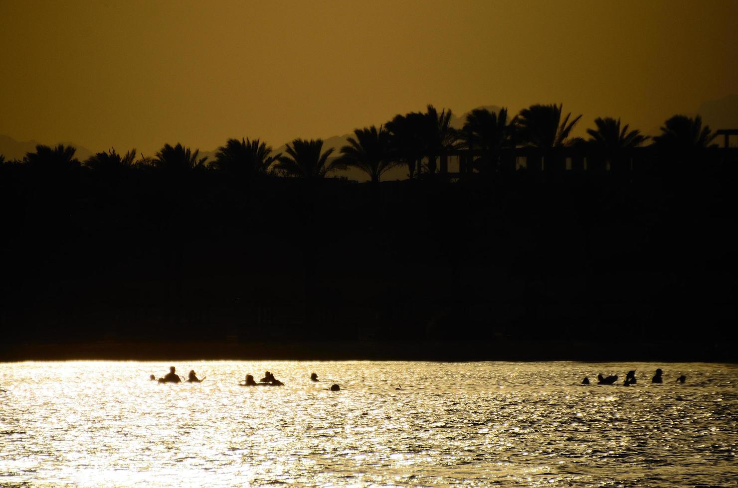 gente en el mar brillante foto