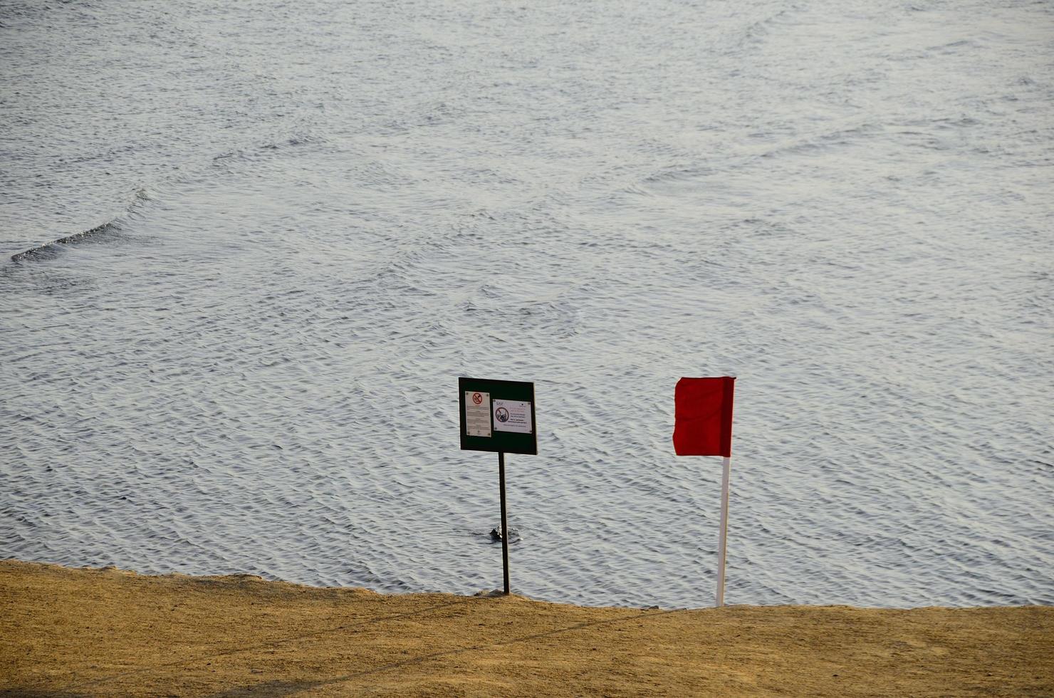 señales de advertencia en la playa foto