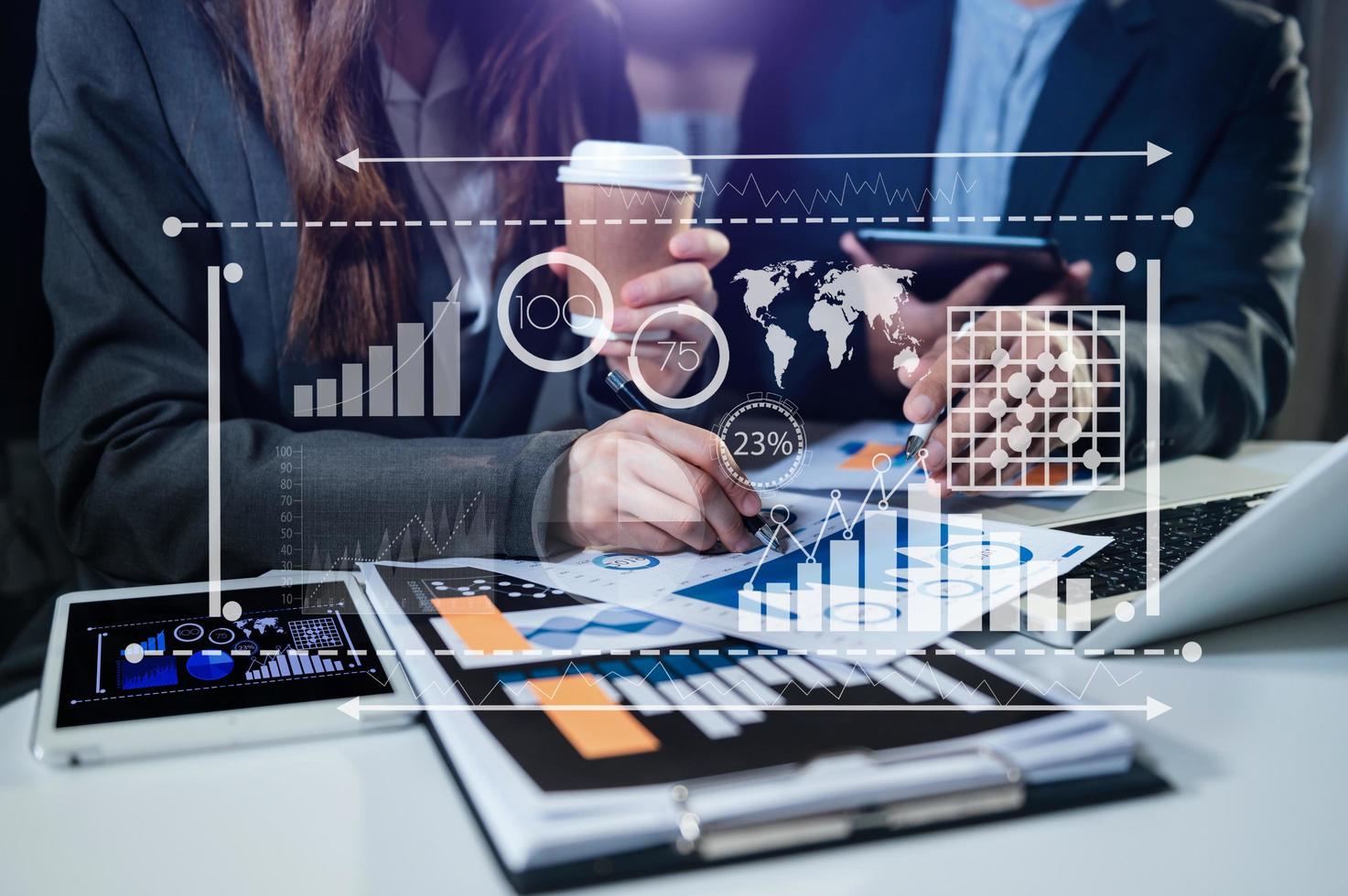 datos del informe financiero del balance de operaciones comerciales y estado de resultados y diagrama como concepto fintech. reunión del equipo comercial. tableta digital y computadora portátil. foto