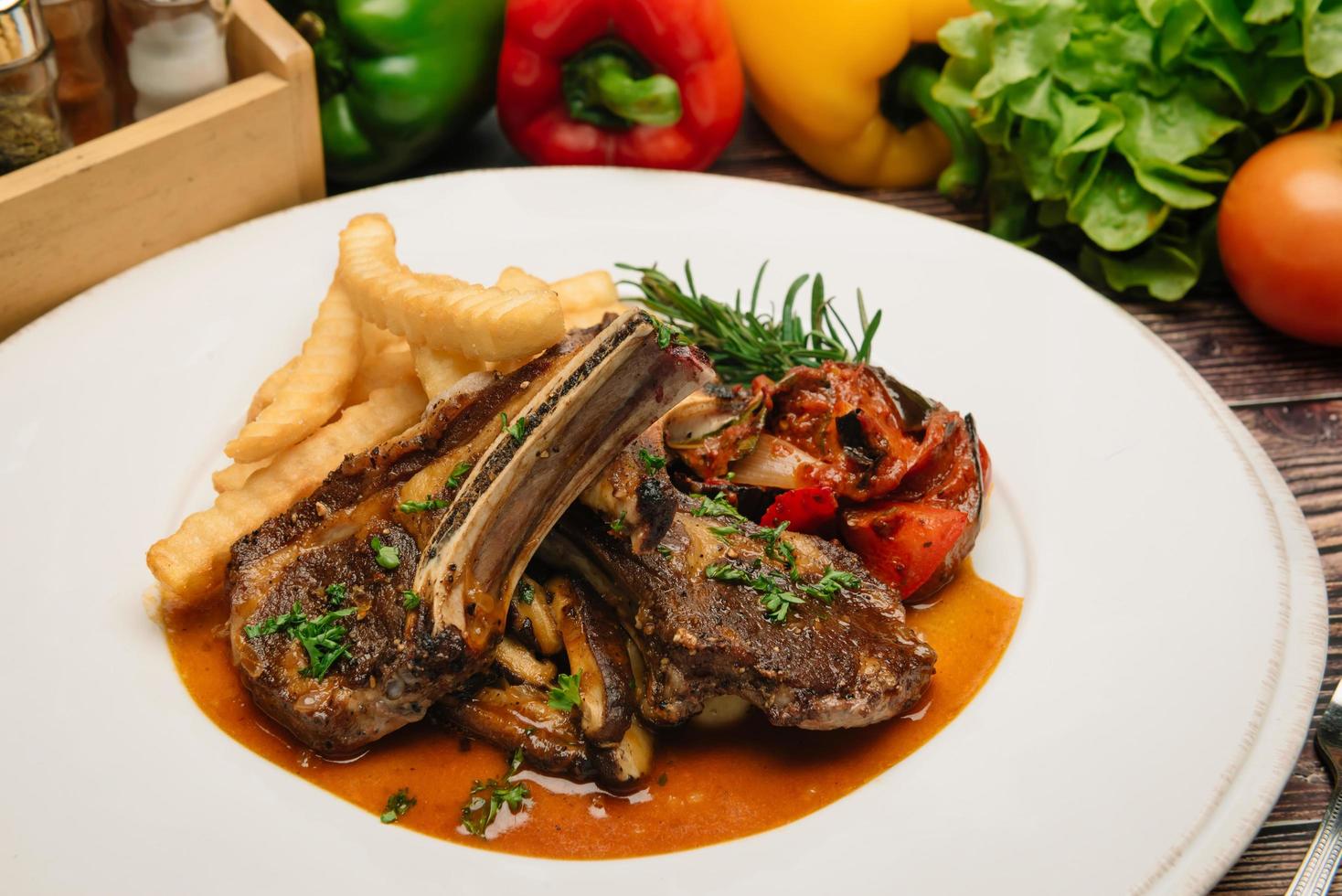 costillas a la barbacoa en una mesa de madera rústica foto