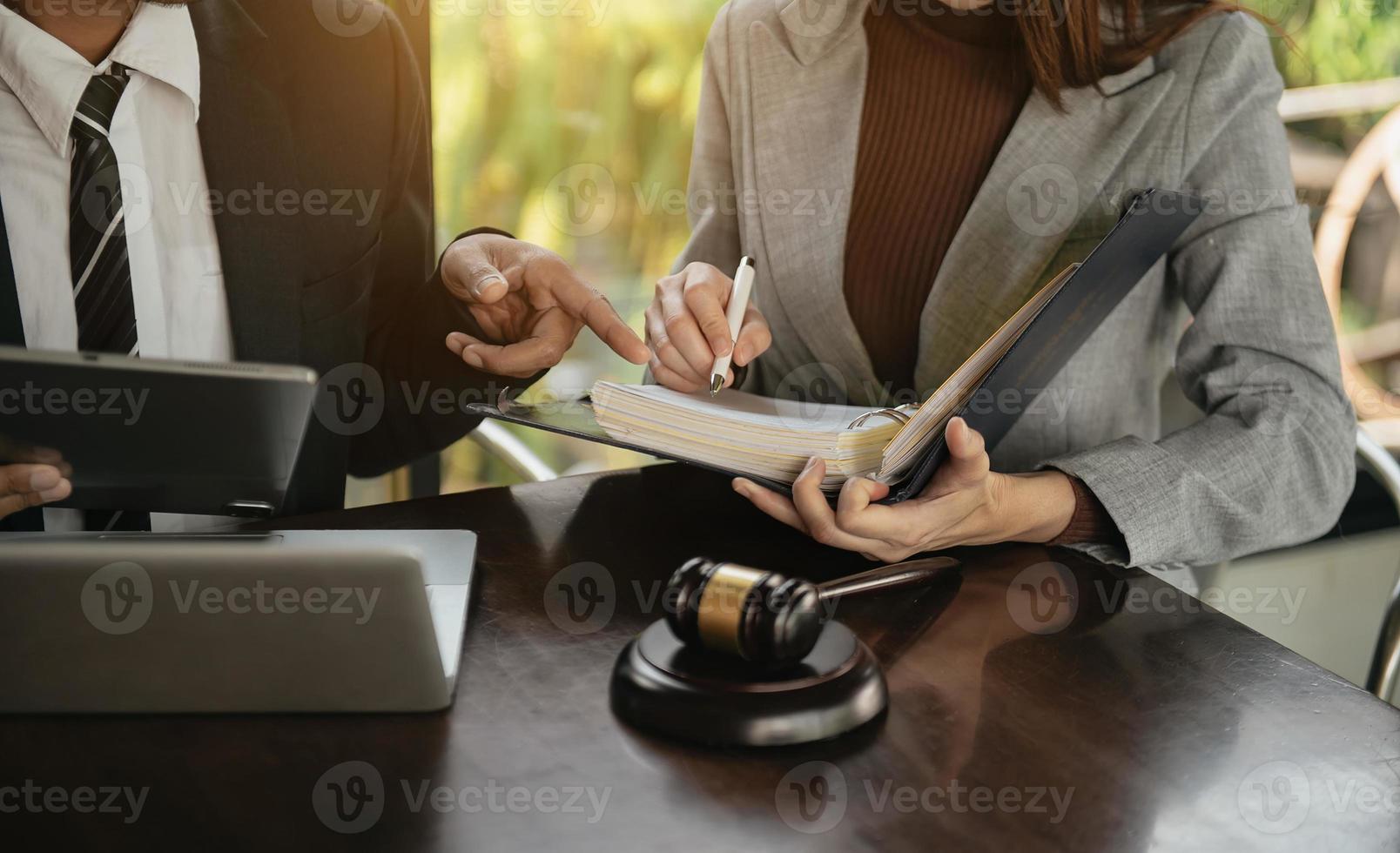 empresarios y abogados discutiendo documentos de contrato sentados en la mesa. foto