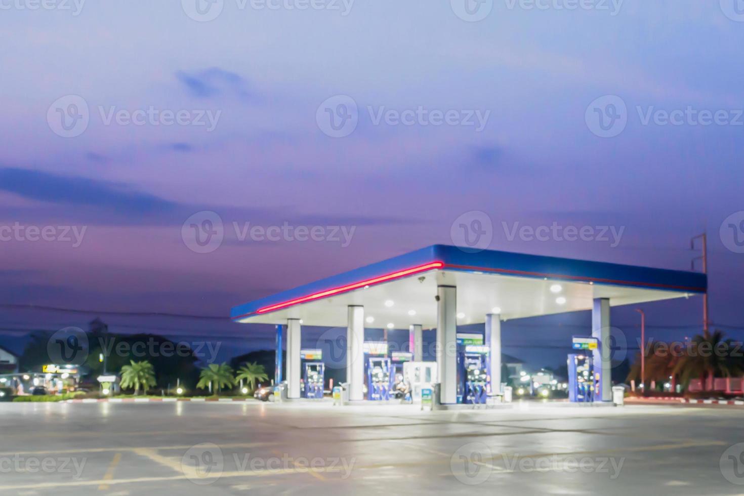 desenfoque de gasolinera con nubes y cielo al atardecer para el fondo foto