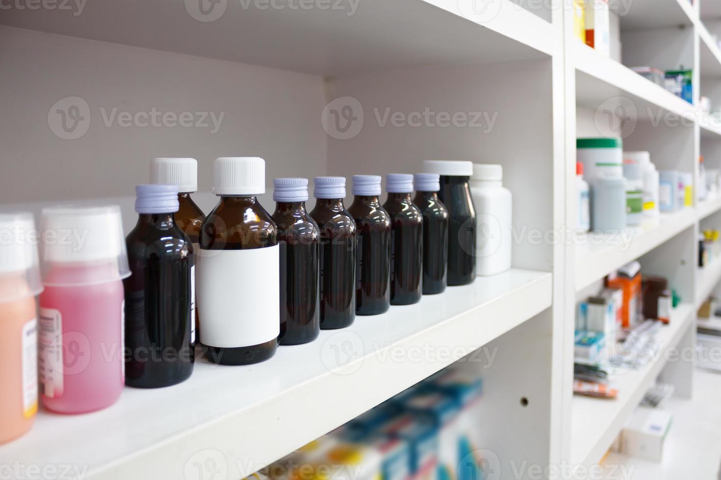 frascos de medicamentos en la farmacia foto