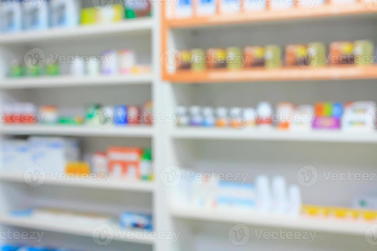 desenfoque de estantes de medicamentos en la farmacia foto