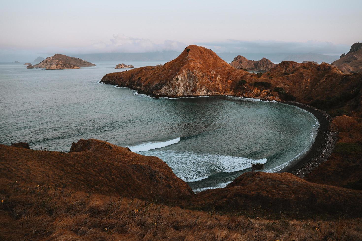 vista de la isla de padar con playa exótica en labuan bajo foto