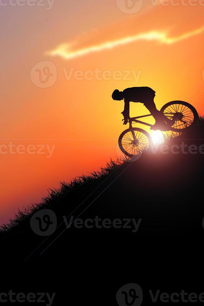 ciclistas de montaña en la noche foto