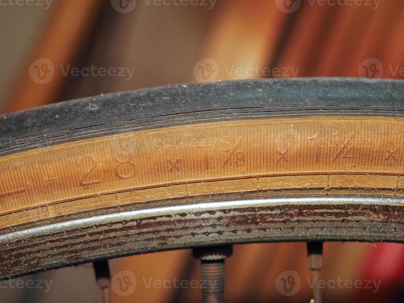 marcas de tamaño en el neumático de la bicicleta foto
