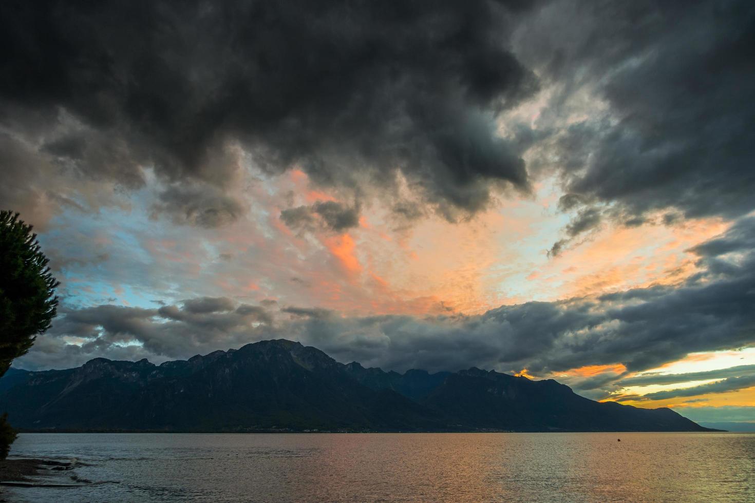 puesta de sol sobre el lago de ginebra en montreux foto