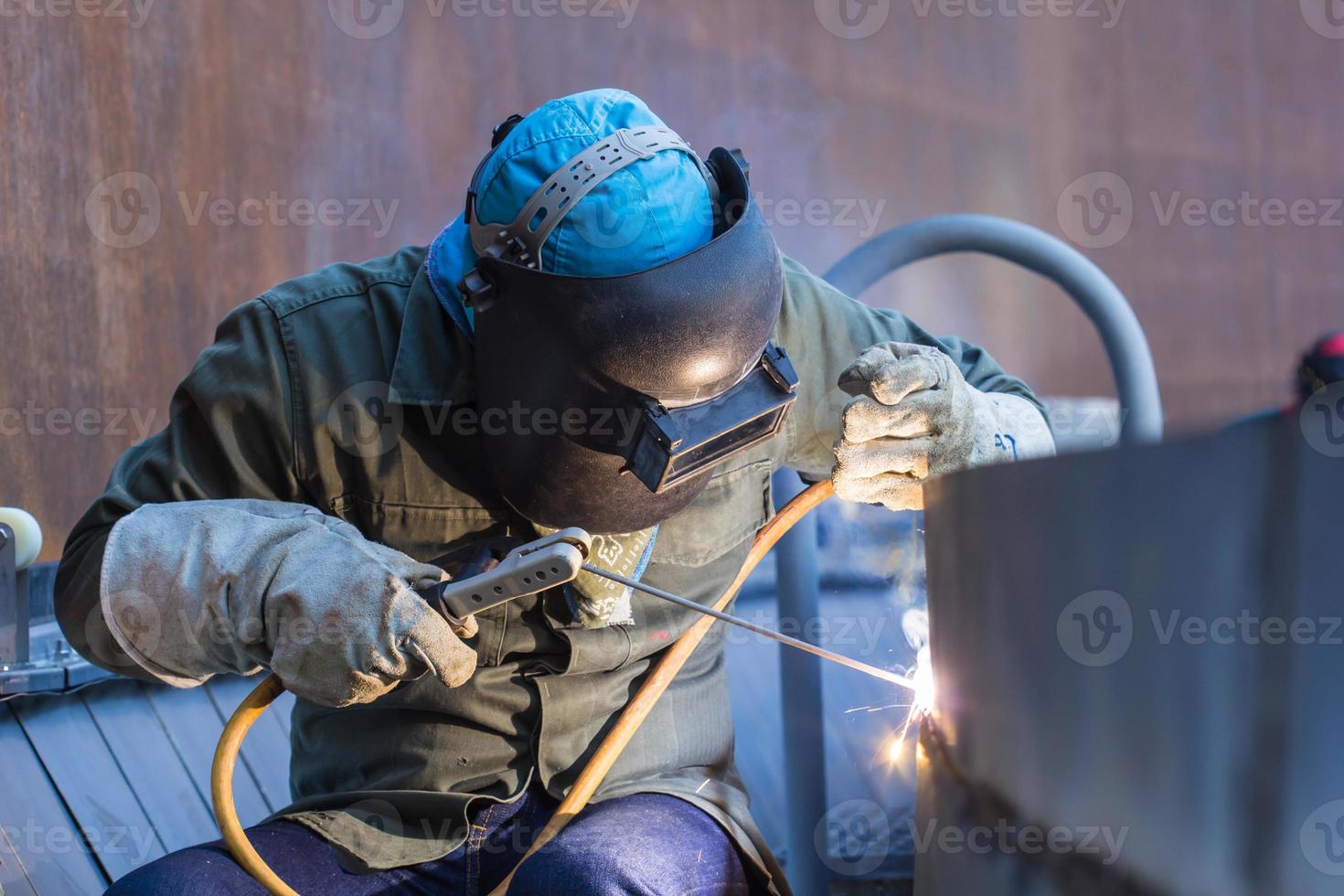 soldadura de aceite del tanque de reparación foto