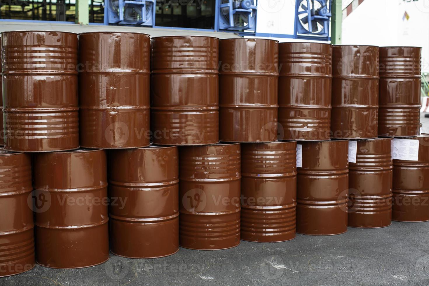 barriles de petróleo rojos o bidones químicos apilados verticalmente. foto