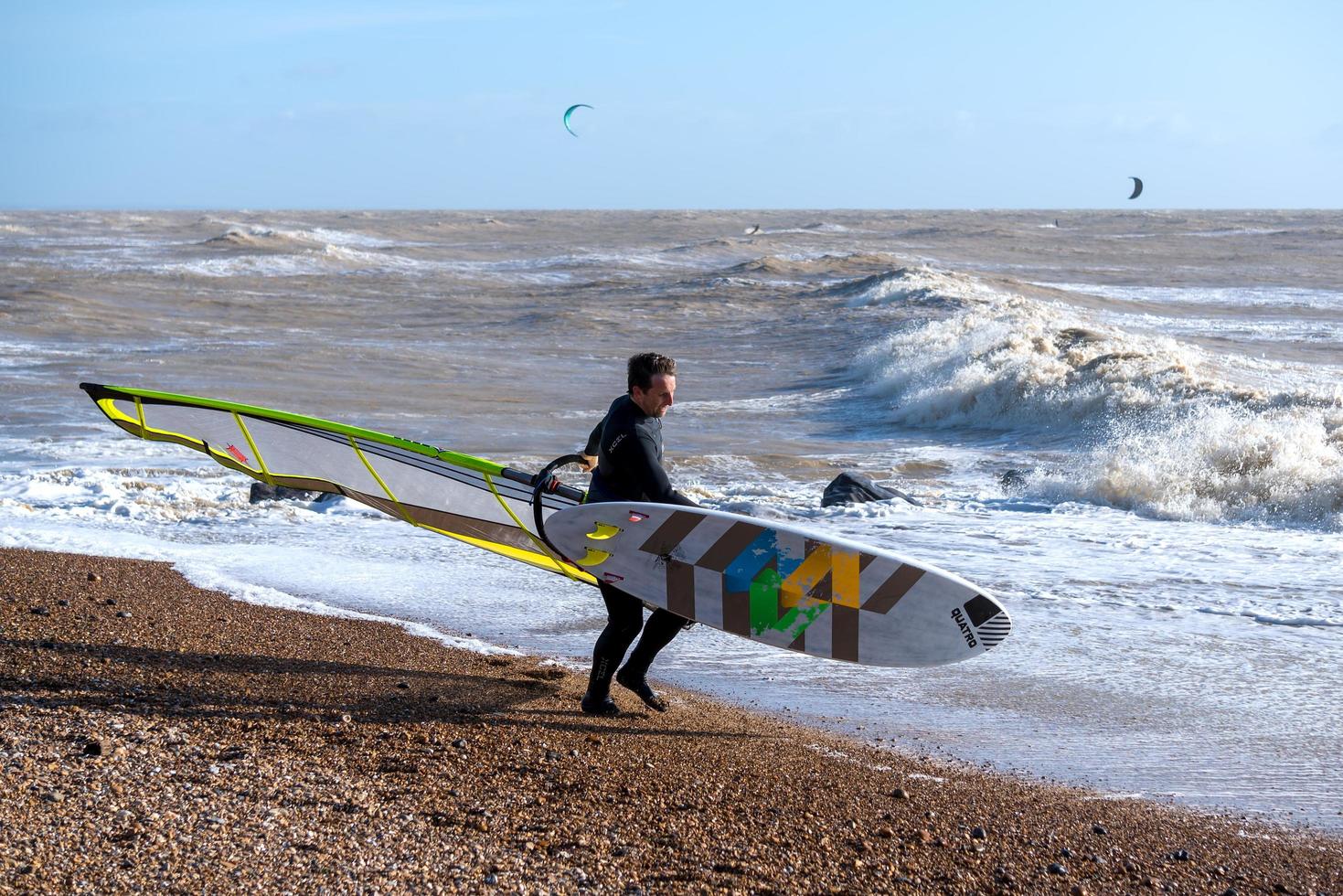 goring-by-sea, west sussex, reino unido, 2020. windsurfista en goring-by-sea en west sussex el 28 de enero de 2020. persona no identificada foto