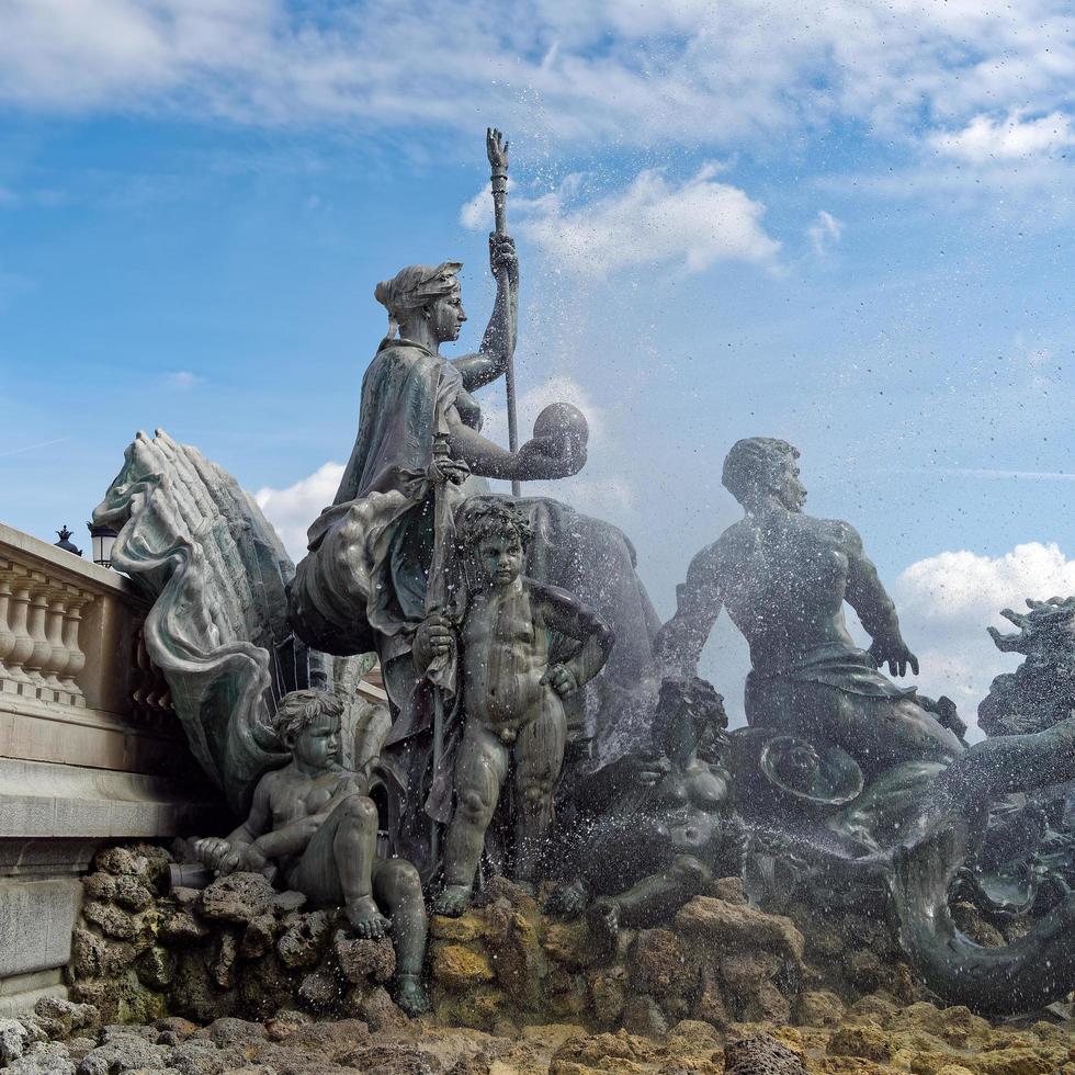 burdeos, francia, 2016. monumento a los girondins en place des quincones burdeos foto