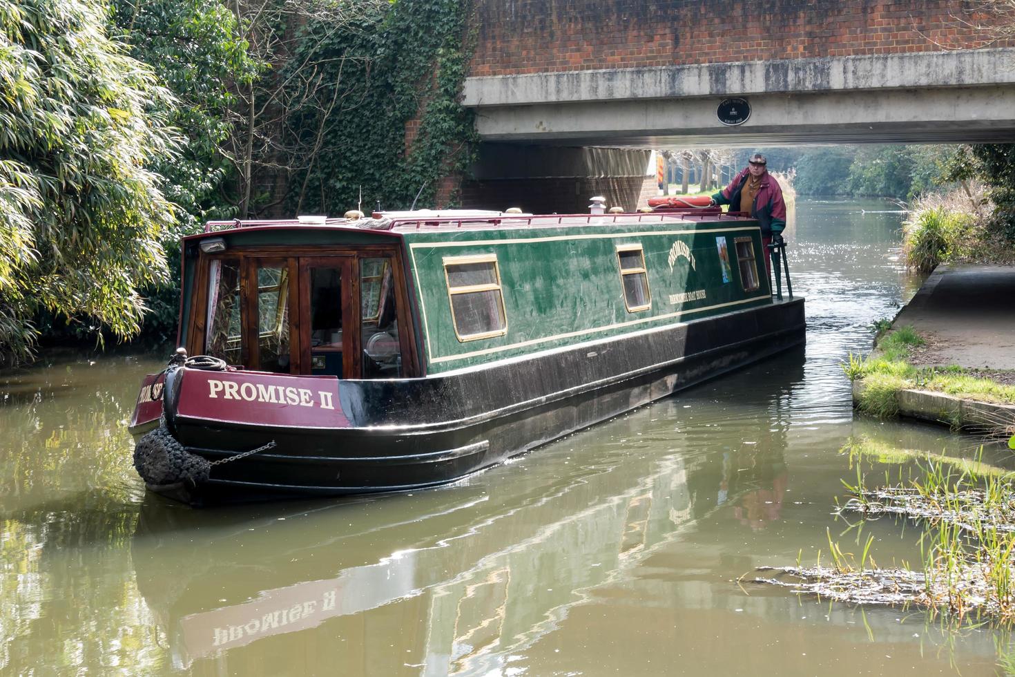 River Way, Surrey, Reino Unido, 2015. Barco estrecho en el canal de navegación del río Wey foto