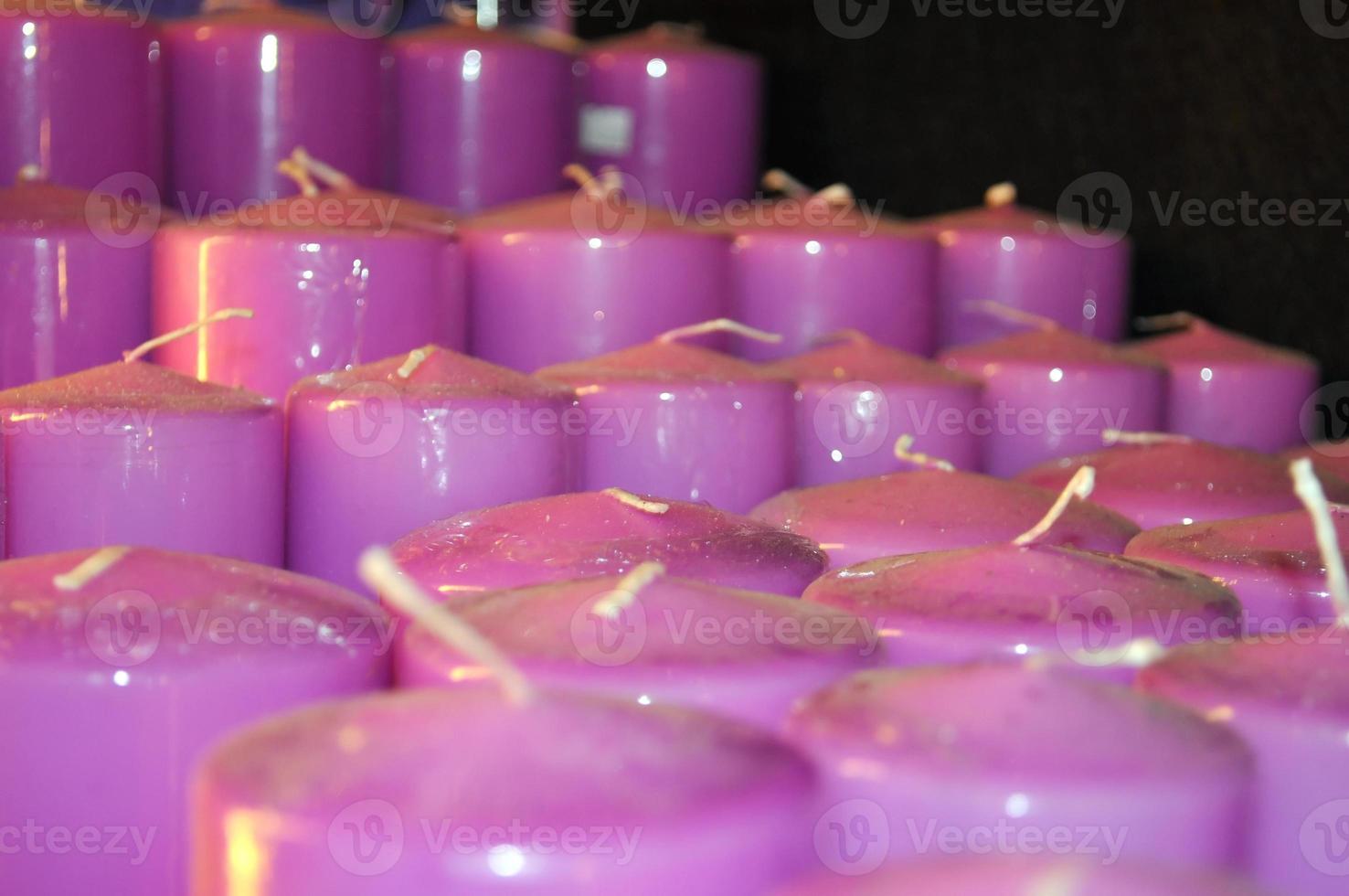 una gama de velas rosas foto