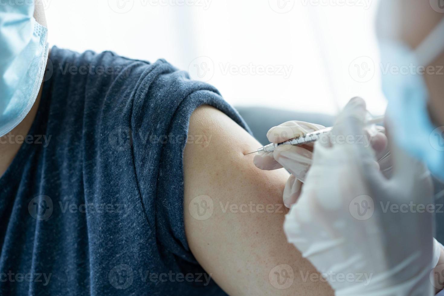 el hombre recibió una vacuna. foto