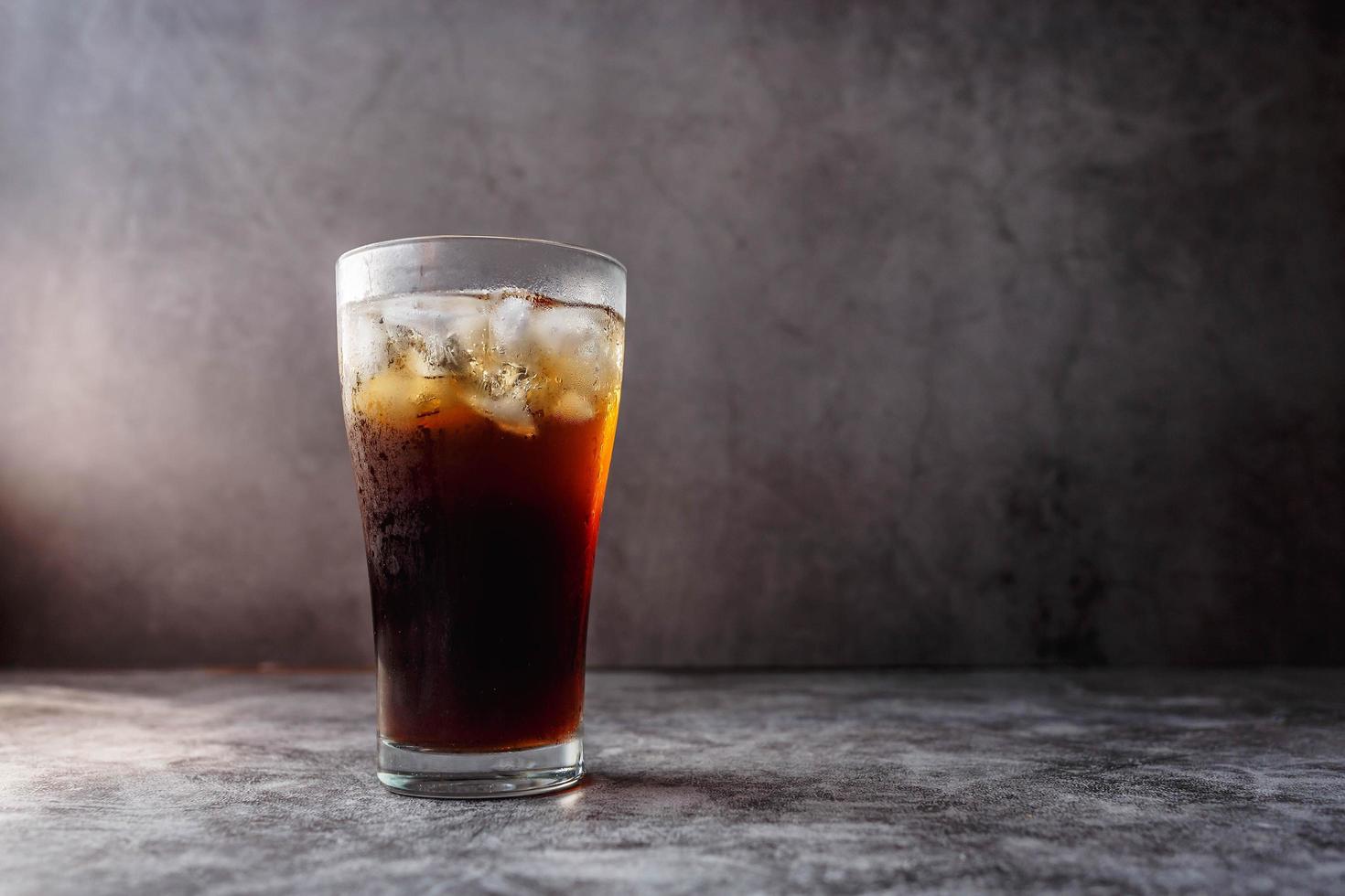 bebida de cola en un vaso con hielo foto