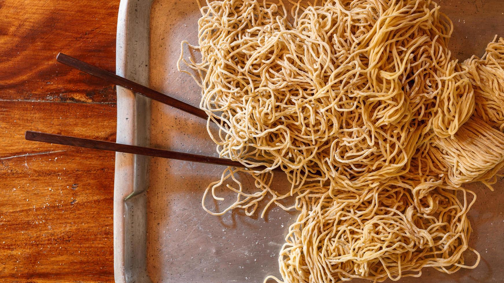 fideos amarillos en una bandeja en la mesa de la cocina foto