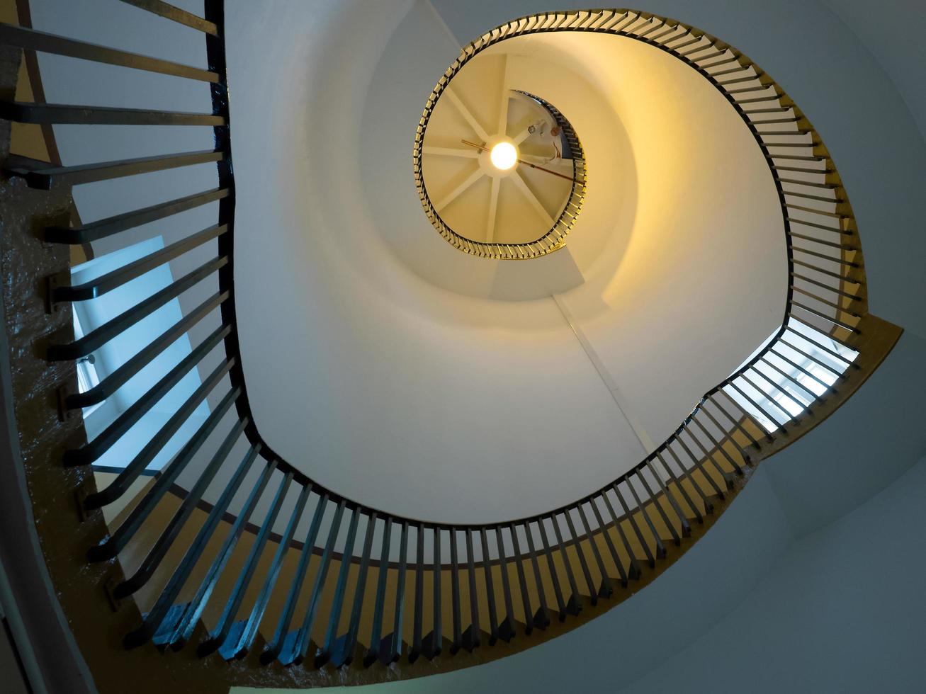 Southwold, Suffolk, Reino Unido, 2016. Escalera de caracol en el faro de Southwold foto