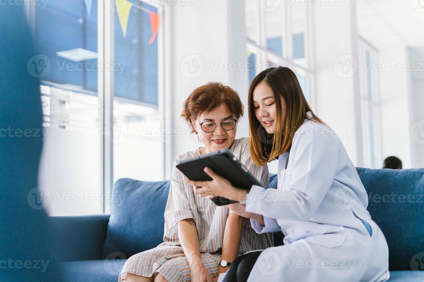 médico joven que consulta a un paciente mayor en la clínica de atención médica foto