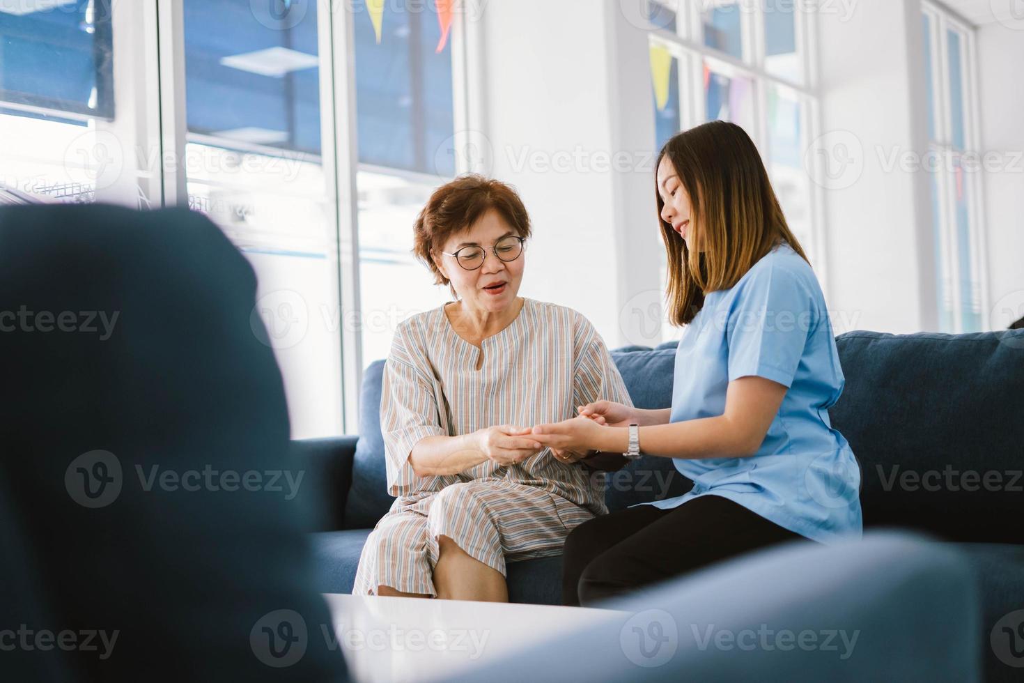 médico joven que consulta a un paciente mayor en la clínica de atención médica foto