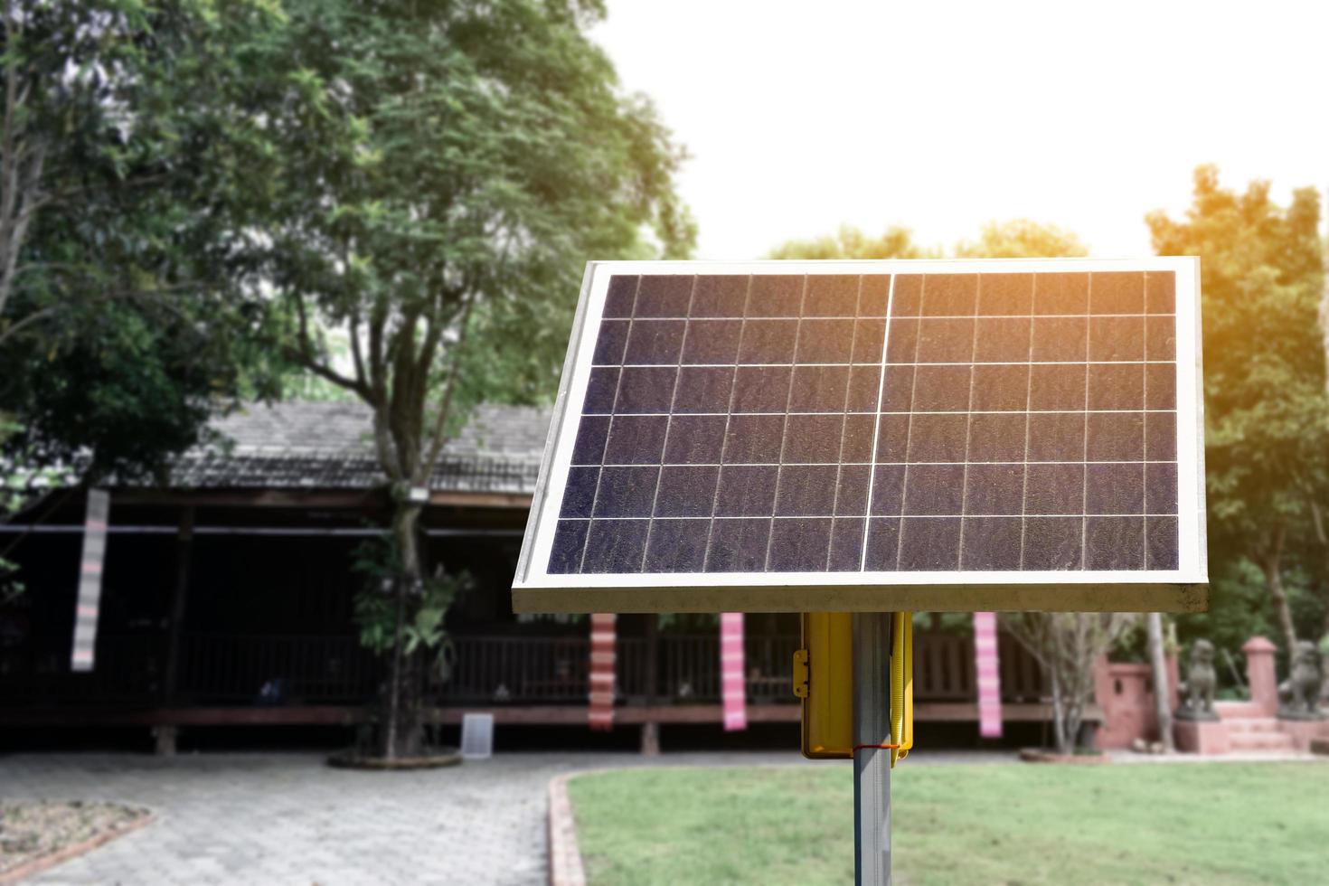 panel fotovoltaico, nueva tecnología para almacenar y utilizar la energía de la naturaleza con la vida humana, la energía sostenible y el concepto de amigo del medio ambiente. foto