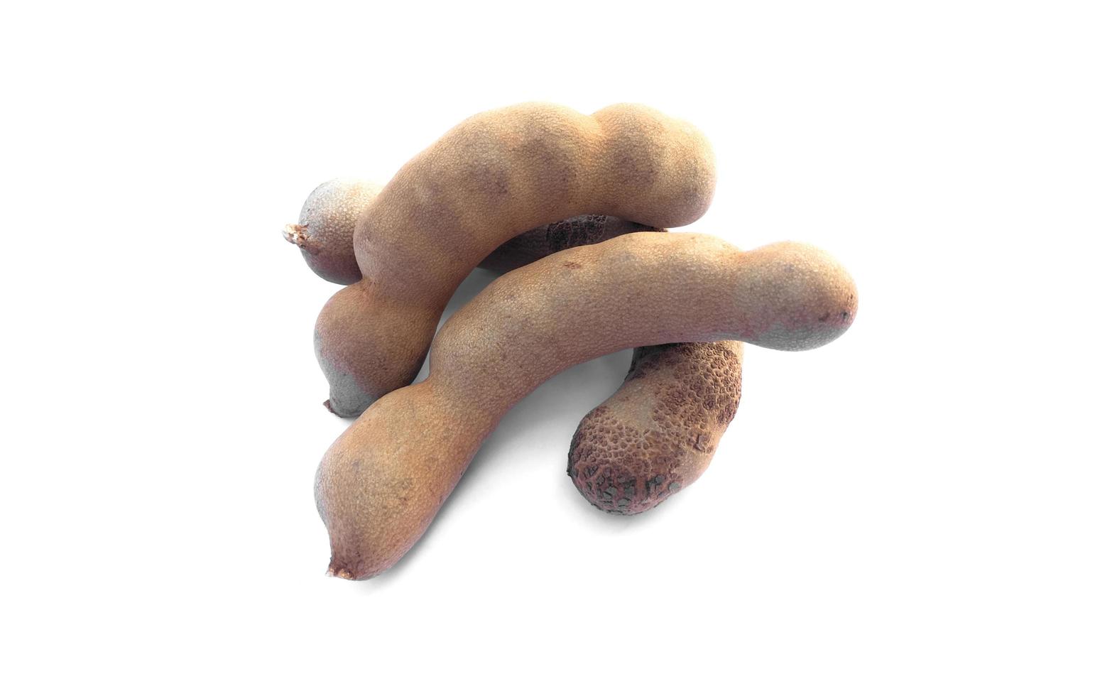 fruta de tamarindo dulce madura aislada sobre fondo blanco. foto